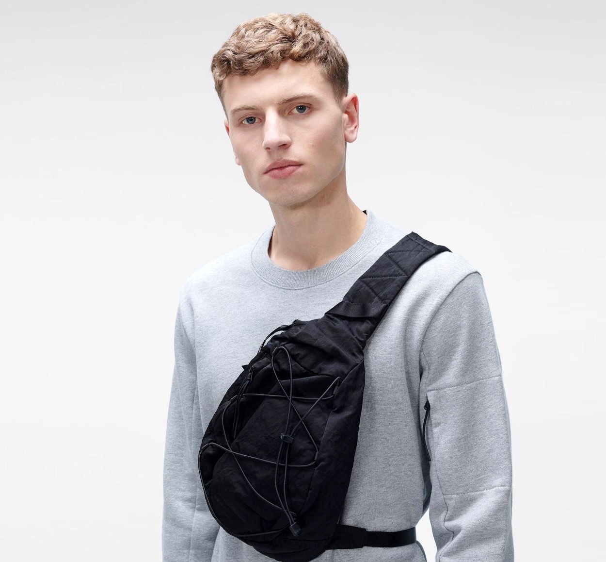 2025--Single Shoulder Crossbody Small One Lens Outdoor Sports Pull Rope Classical Chest Casual Waist Bag Unisex sling Packging