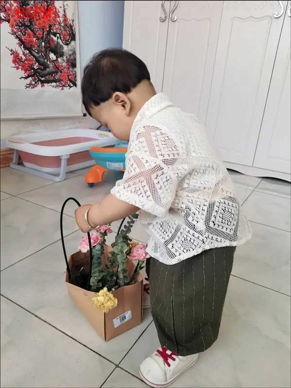 Clothing Sets Boys Summer Set 2024 Fashion New Korean Cut Almond Shirt and 7-inch Pants Childrens Loose Casual 2-piece Set Birthday Gift WX