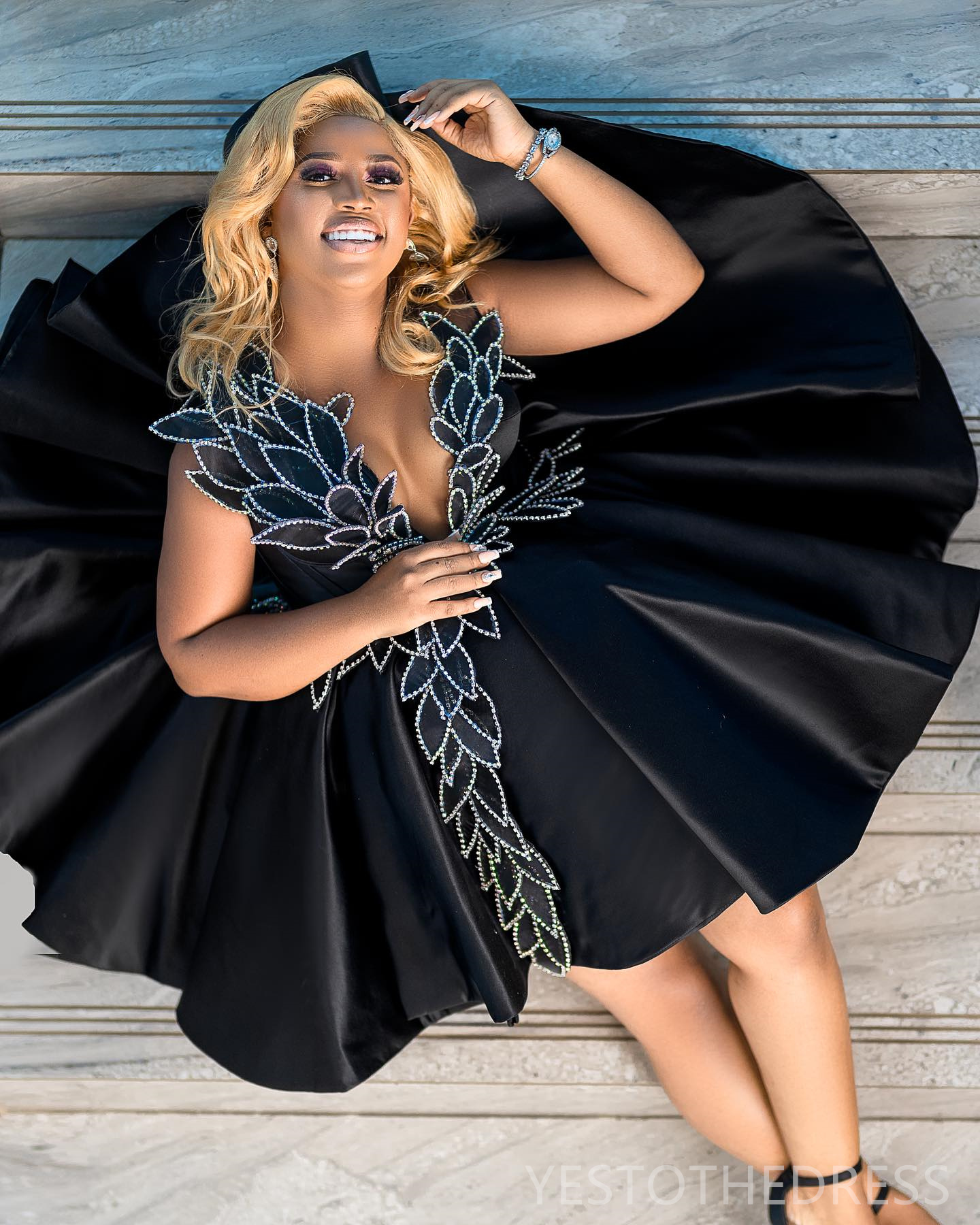 2024 Plus Size Black Cocktail Dresses for Women Sexy Short Mini Prom Dresses Satin Hand Made Leaf Puffy Tiered Birthday Party Dress Graduation Gowns f