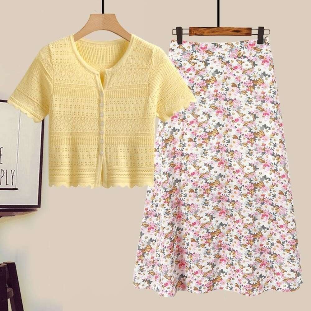 New Small Fresh And Sweet Set Skirt For Women Small Stature Matching With Age Reducing Floral Chiffon Skirt Knitted Two-piece Set