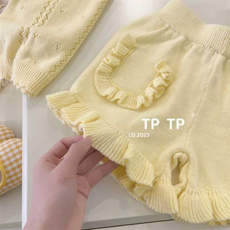 Clothing Sets Baby Girls Summer Set 2024 New Solid Color Knitted Ruffled Sleeveless Top+Shorts 2-piece Childrens and Girls Set Childrens Clothing Set 