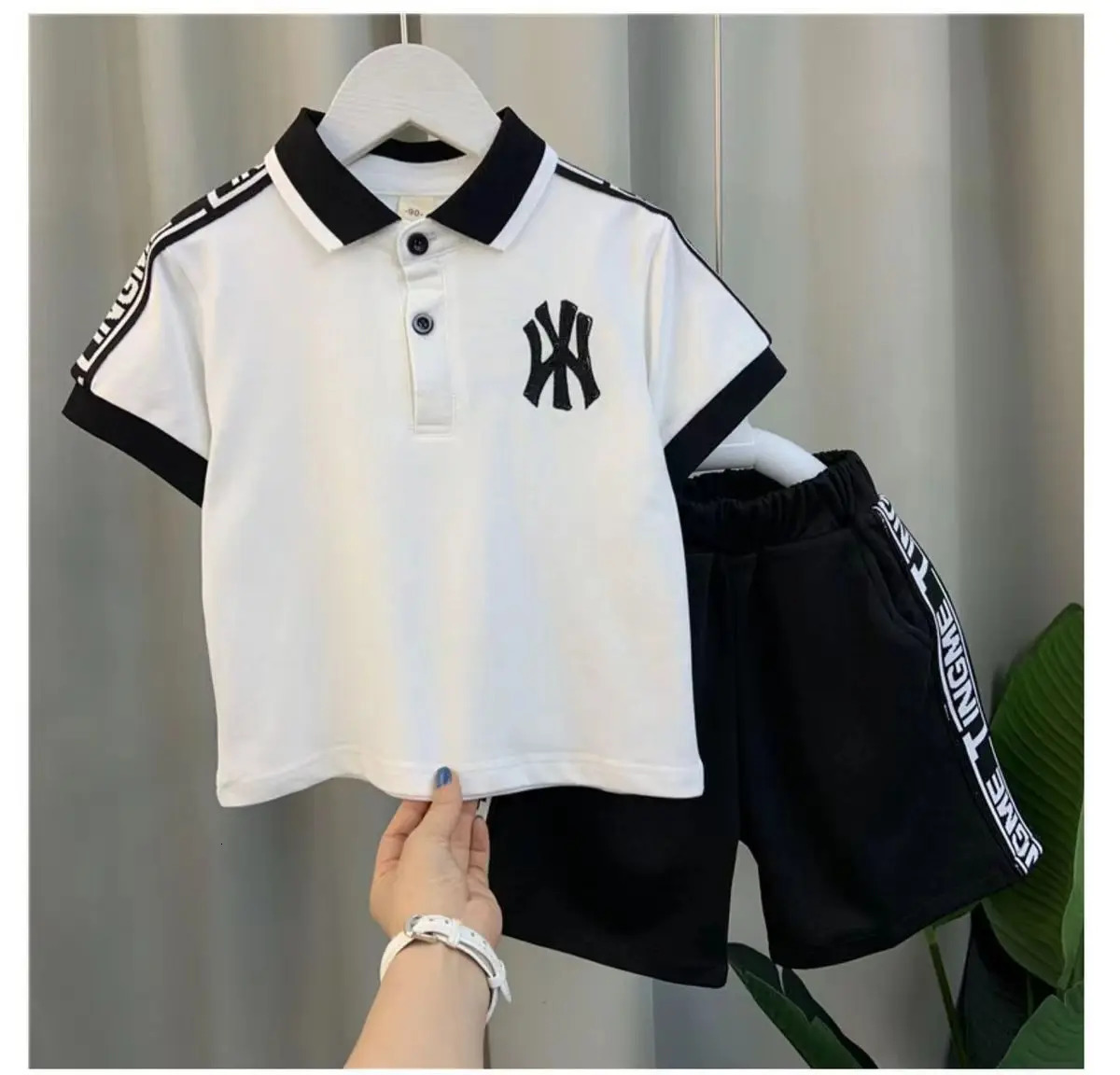 Childrens polo shirt Boy summer handsome baby Internet celebrity short sleeve clothes trendy cool two-piece t-shirt set 240517
