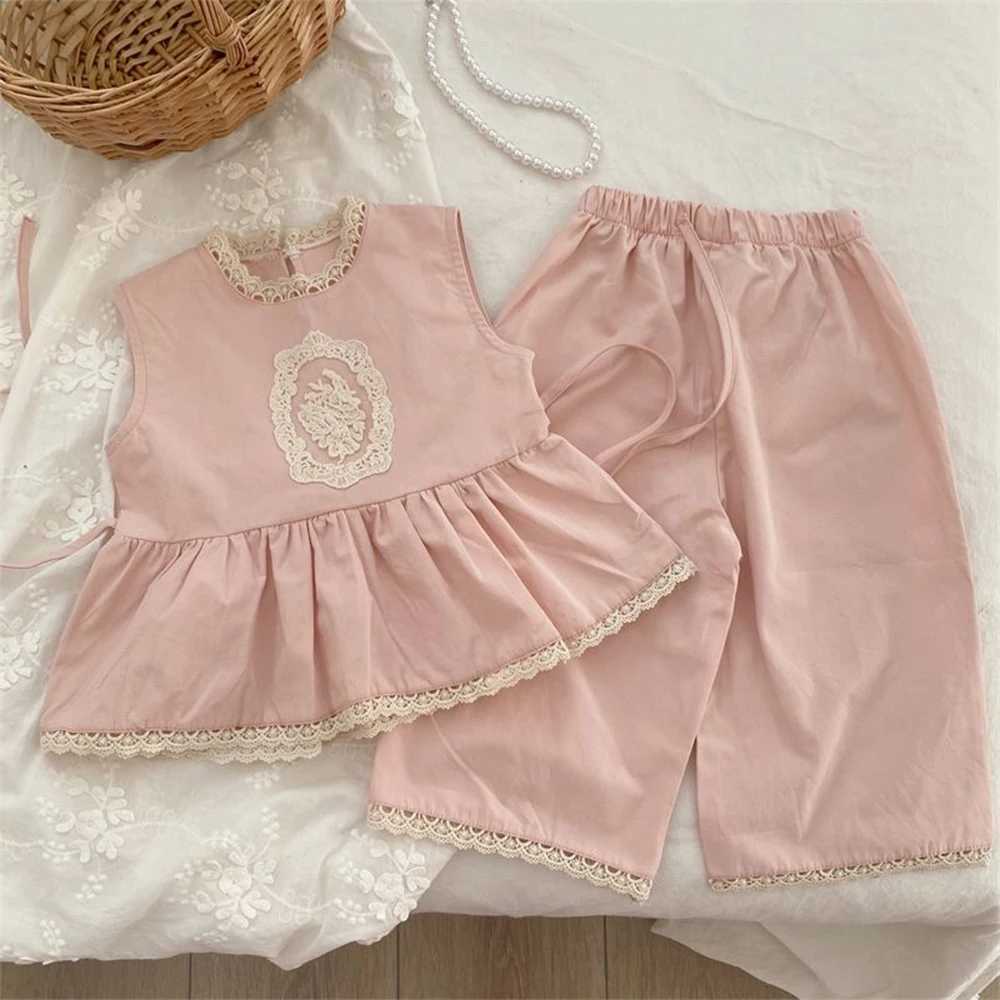 Clothing Sets Childrens clothing set 2023 summer new girl sweet pink lace set girl lace pleated sleeveless shirt+pants 2PCS childrens clothing WX