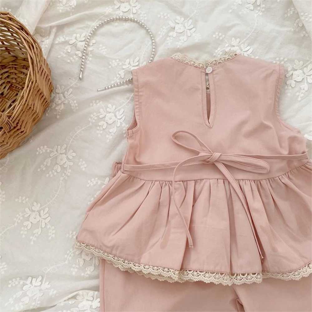 Clothing Sets Childrens clothing set 2023 summer new girl sweet pink lace set girl lace pleated sleeveless shirt+pants 2PCS childrens clothing WX