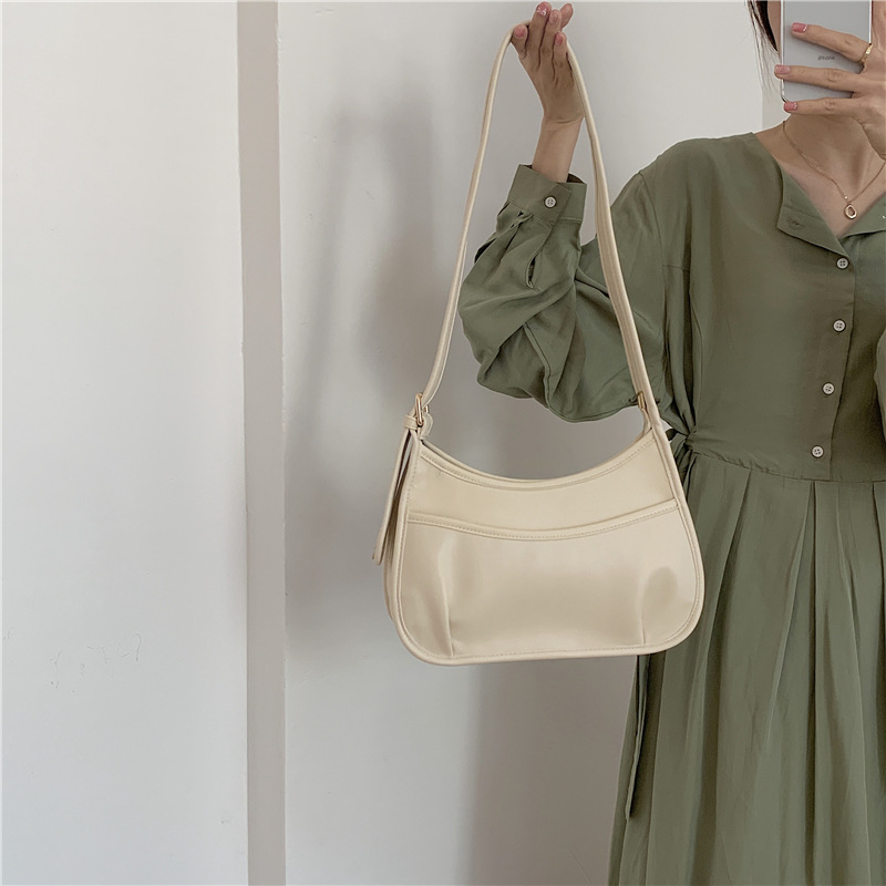 Designer wide crossbody bag for women's crescent shaped bucket saddle bag versatile single shoulder Korean version niche design pleated bag