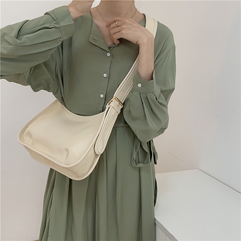 Designer wide crossbody bag for women's crescent shaped bucket saddle bag versatile single shoulder Korean version niche design pleated bag