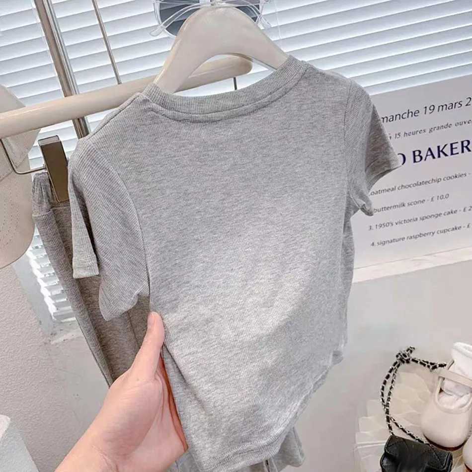 Clothing Sets Childrens clothing childrens heart-shaped fashion set baby long sleeved 2-piece T-shirt and pants girls top and bottom 2023 Korean cloth