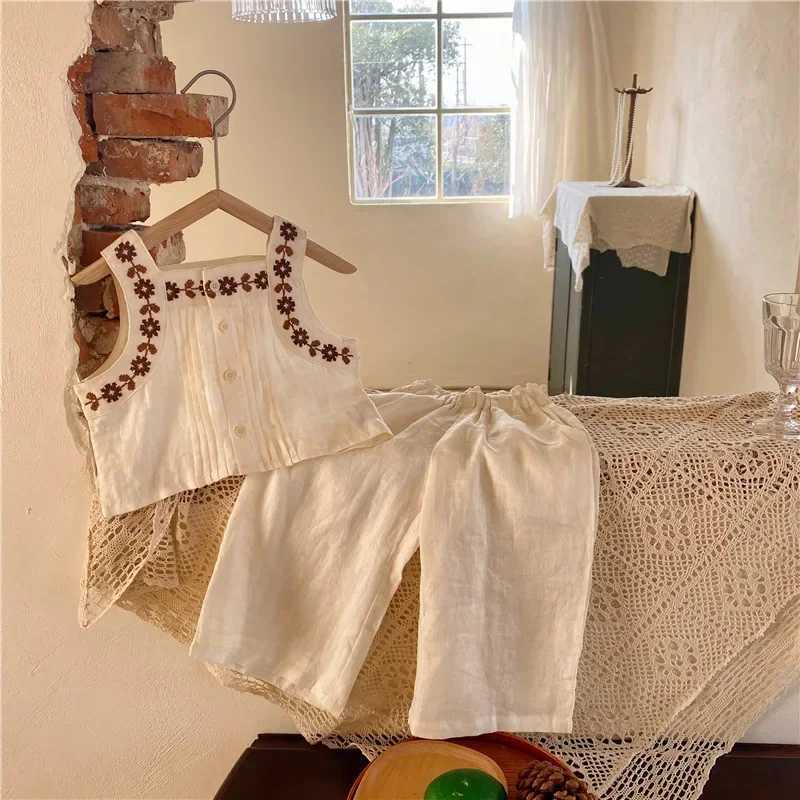 Clothing Sets Girls clothing sleeveless set 2024 summer two-piece girls clothing embroidered vest+wide leg pants childrens set WX