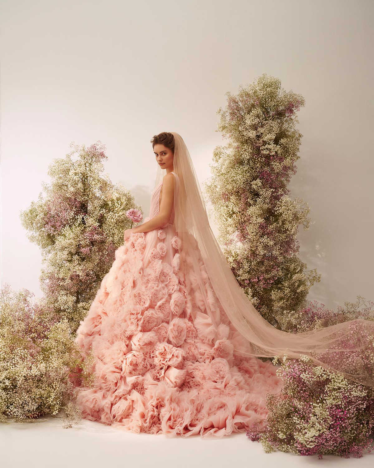 Glamorous Ball Gown Wedding Dresses V-neck 3D Appliques Tulle Tiered Pleat Backless Court Gown Custom Made Bridal Plus Size Vestidos De Novia