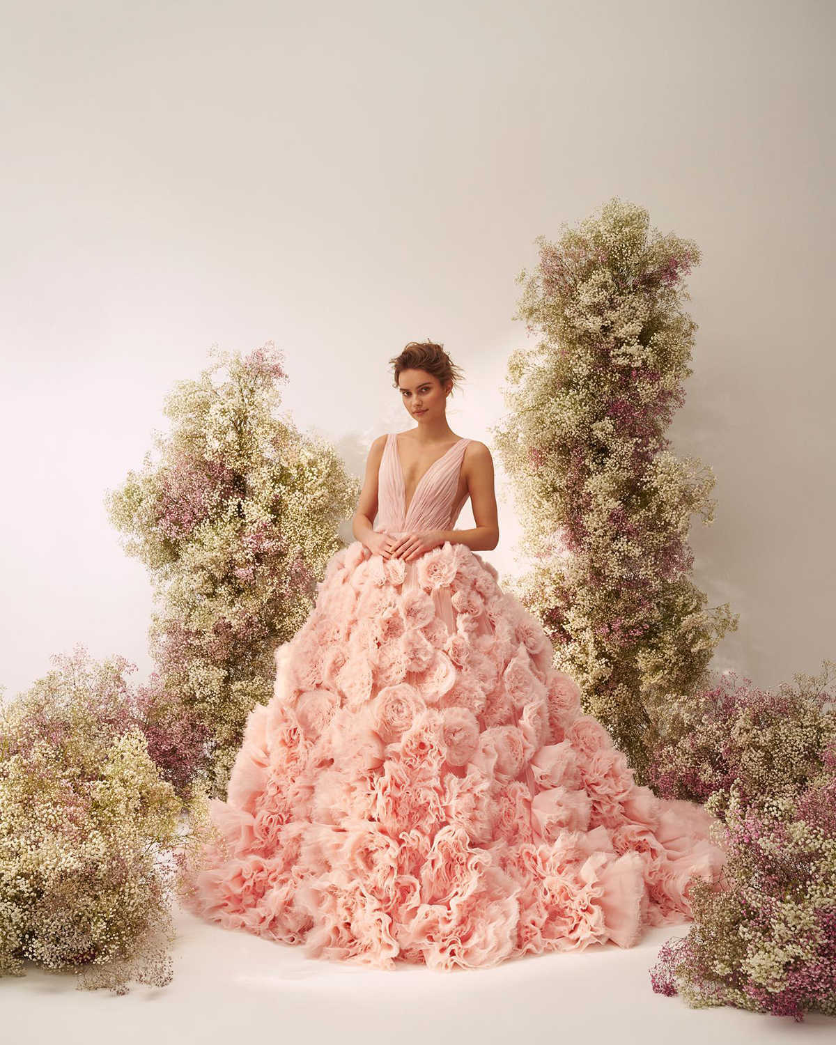 Glamorous Ball Gown Wedding Dresses V-neck 3D Appliques Tulle Tiered Pleat Backless Court Gown Custom Made Bridal Plus Size Vestidos De Novia