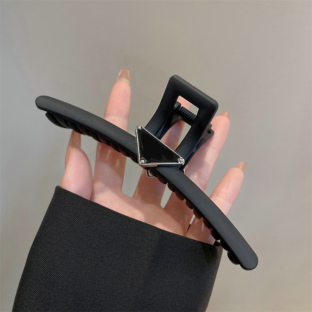 Luxury Womens Designer Triangle Hair Clips For Girls Brand Hair Clips Large Geometric Hairpin Crab Hair Claw Clip Hair Accessories