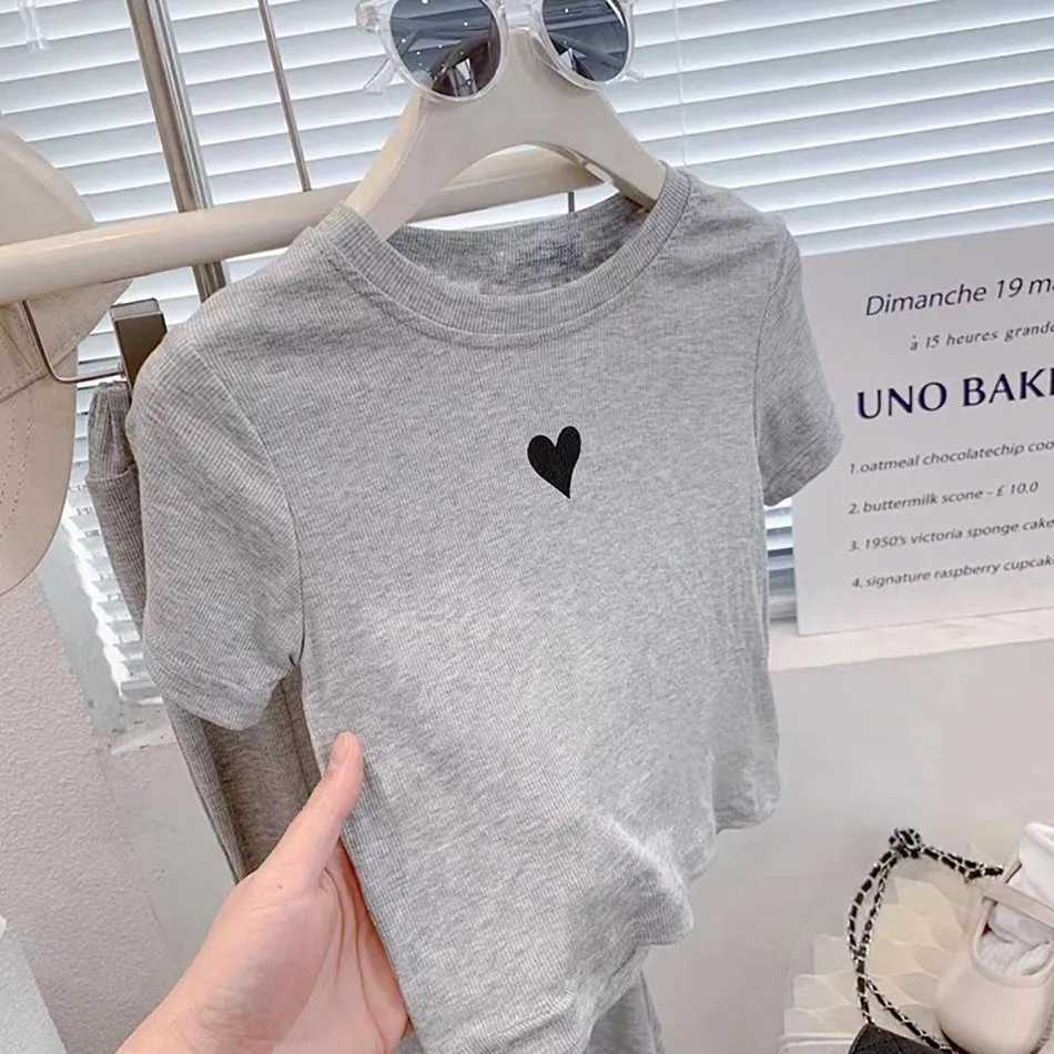 Clothing Sets Childrens clothing childrens heart-shaped fashion set baby long sleeved 2-piece T-shirt and pants girls top and bottom 2023 Korean cloth