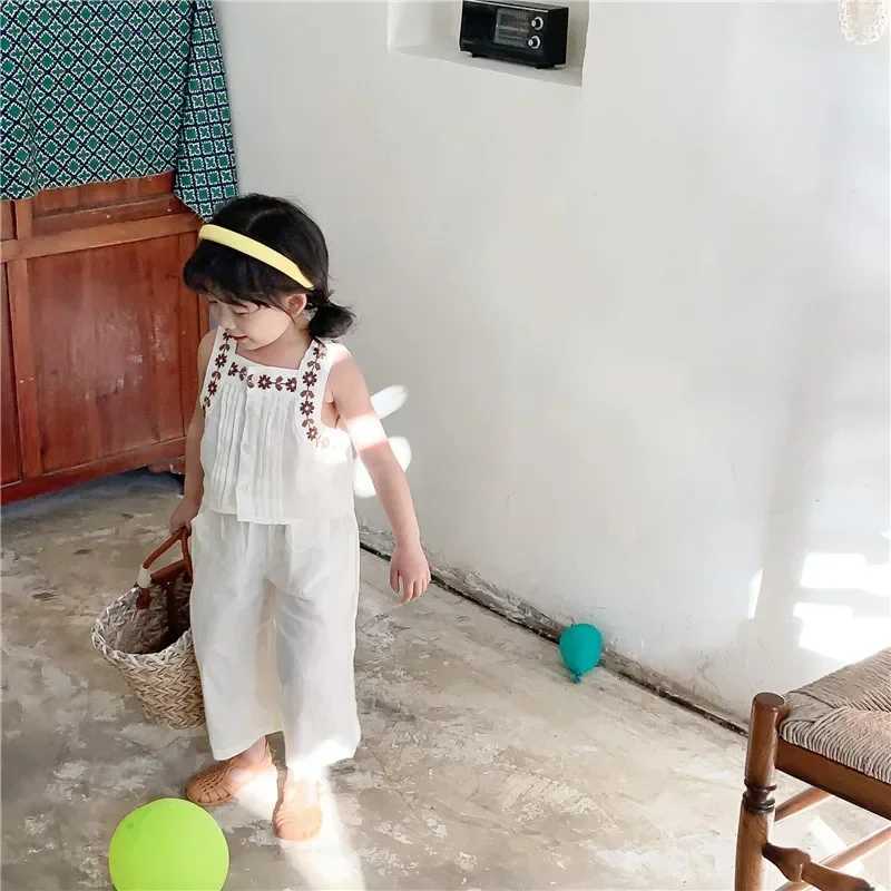 Clothing Sets Girls clothing sleeveless set 2024 summer two-piece girls clothing embroidered vest+wide leg pants childrens set WX