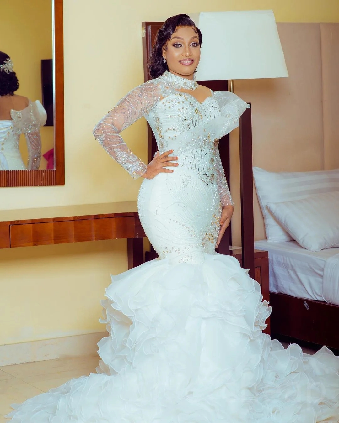 Shinny Afriacn Wedding Dresses 2025 High Neck Appliques Beads Bride Dress Sparkly Multi-Layered Ruffles Bridal Gown Vestidos De Novia Customed