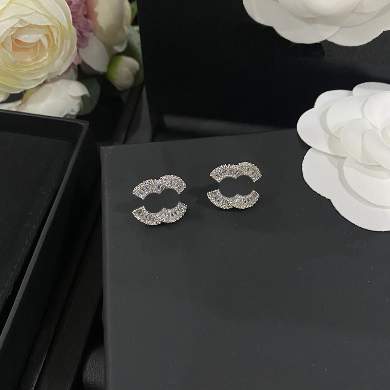 Boutique Sier Plated Brand Designer Classic Design Casual Versatile Earstuds Diamond Inlaid Charming Girl High Quality Earnail 89c1
