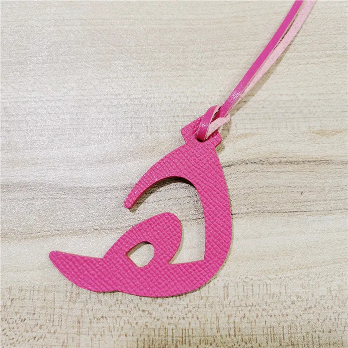 Wholesale Real Natural Leather Character Alphabet Arabic Letter Keychain keyring Backpack Pendant Ladies Women Bag Charm 240516