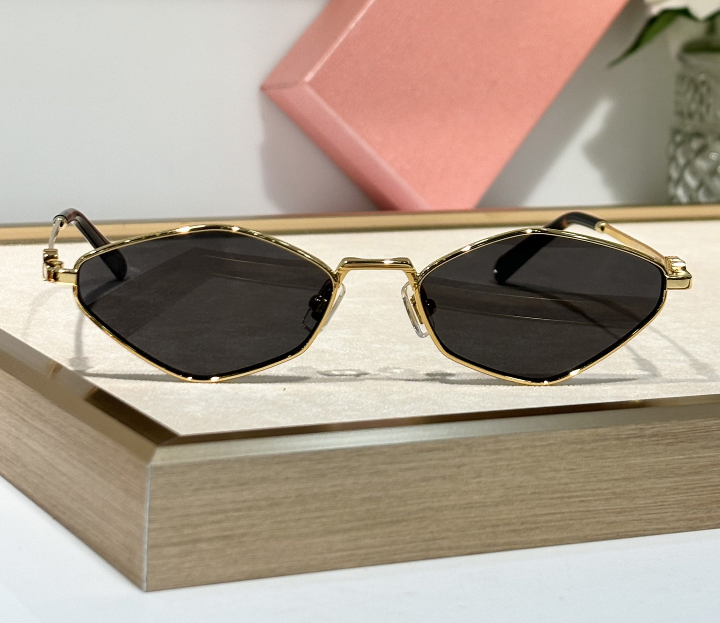 Y2K Diamond Shape Sunglasses Gold Metal Frame/Dark Grey Women Summer Designer Sunglasses UV400 Eyewear with Box