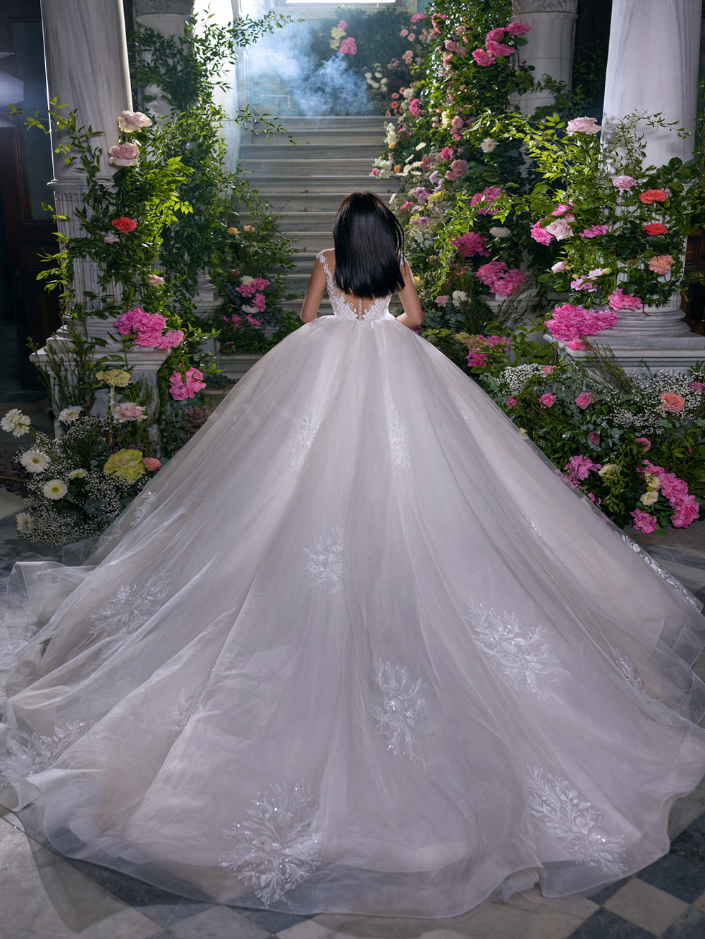 New Arrival Elegant Sheer V-Neck A-line Wedding Dress Delicate Beading Pearls Aplliques Lace Sleeveless Bridal Gowns