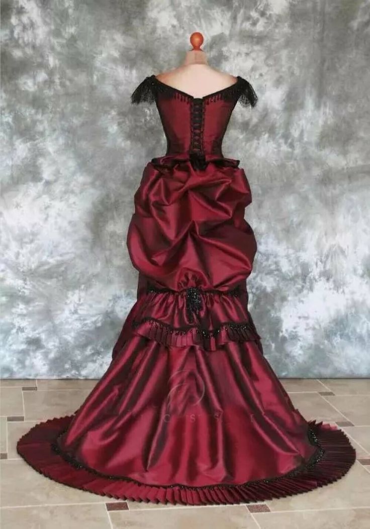 Vintage Victorian Burgundy Wedding Dresses Ruched Pleats Long Satin Bridal Gowns Black Lace Appliques Beaded Gothic Women Formal Events Dress Vestido 