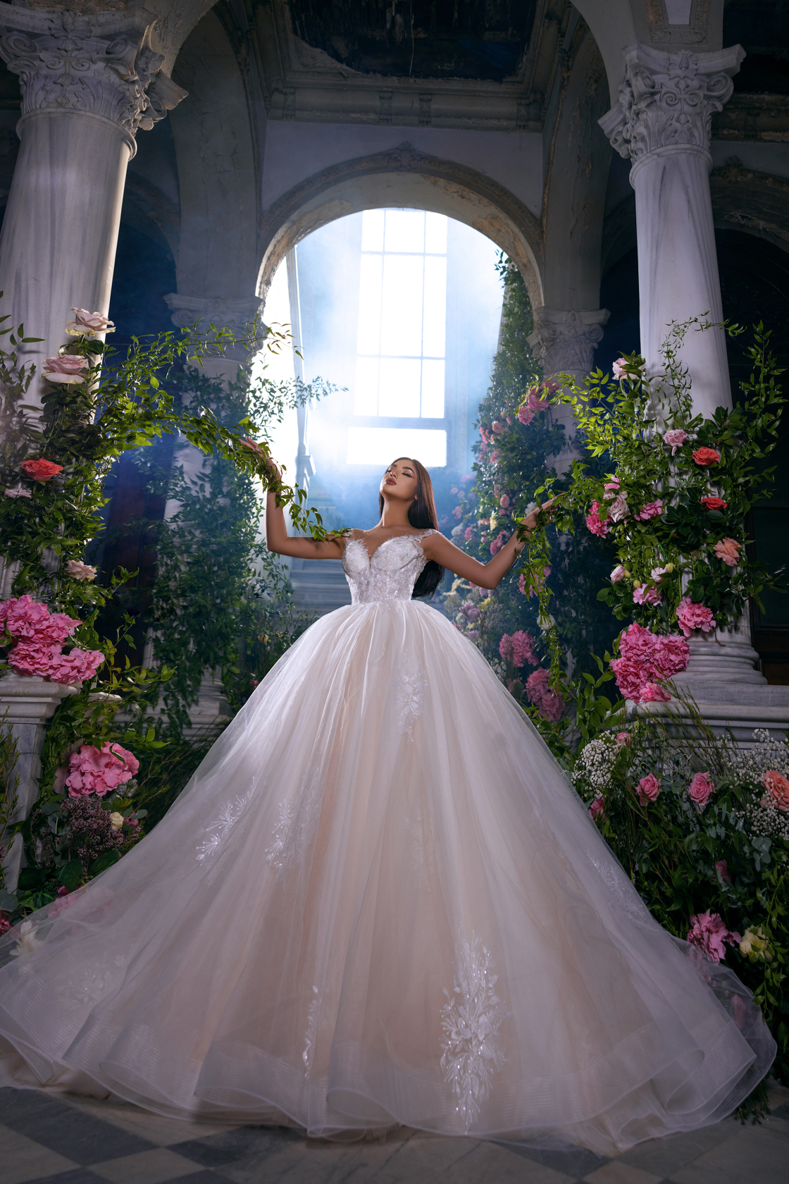 New Arrival Elegant Sheer V-Neck A-line Wedding Dress Delicate Beading Pearls Aplliques Lace Sleeveless Bridal Gowns
