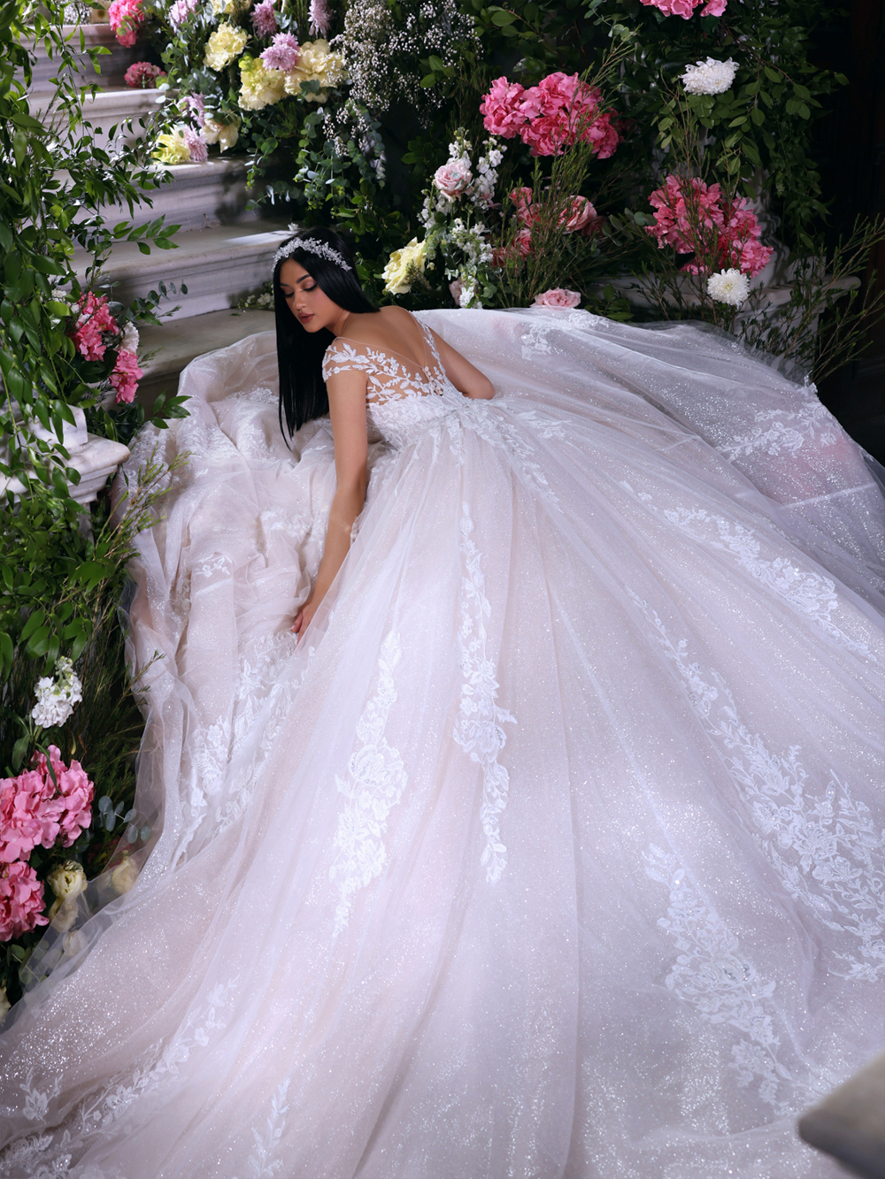 Luxury Sheer V-Neck A-line Wedding Dress Delicate Beading Pearls Aplliques Lace Sleeveless Bridal Gowns Floor-length Court Train