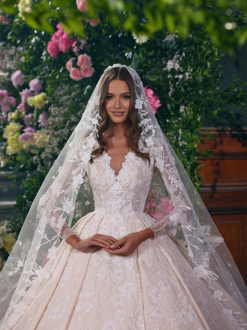 Alonlivn Luxury Bling Embroidery Lace Full Sleeves V-Neck Ball Gown Wedding Dress Beading Pearls Appliques Chapel Train Bridal Gowns