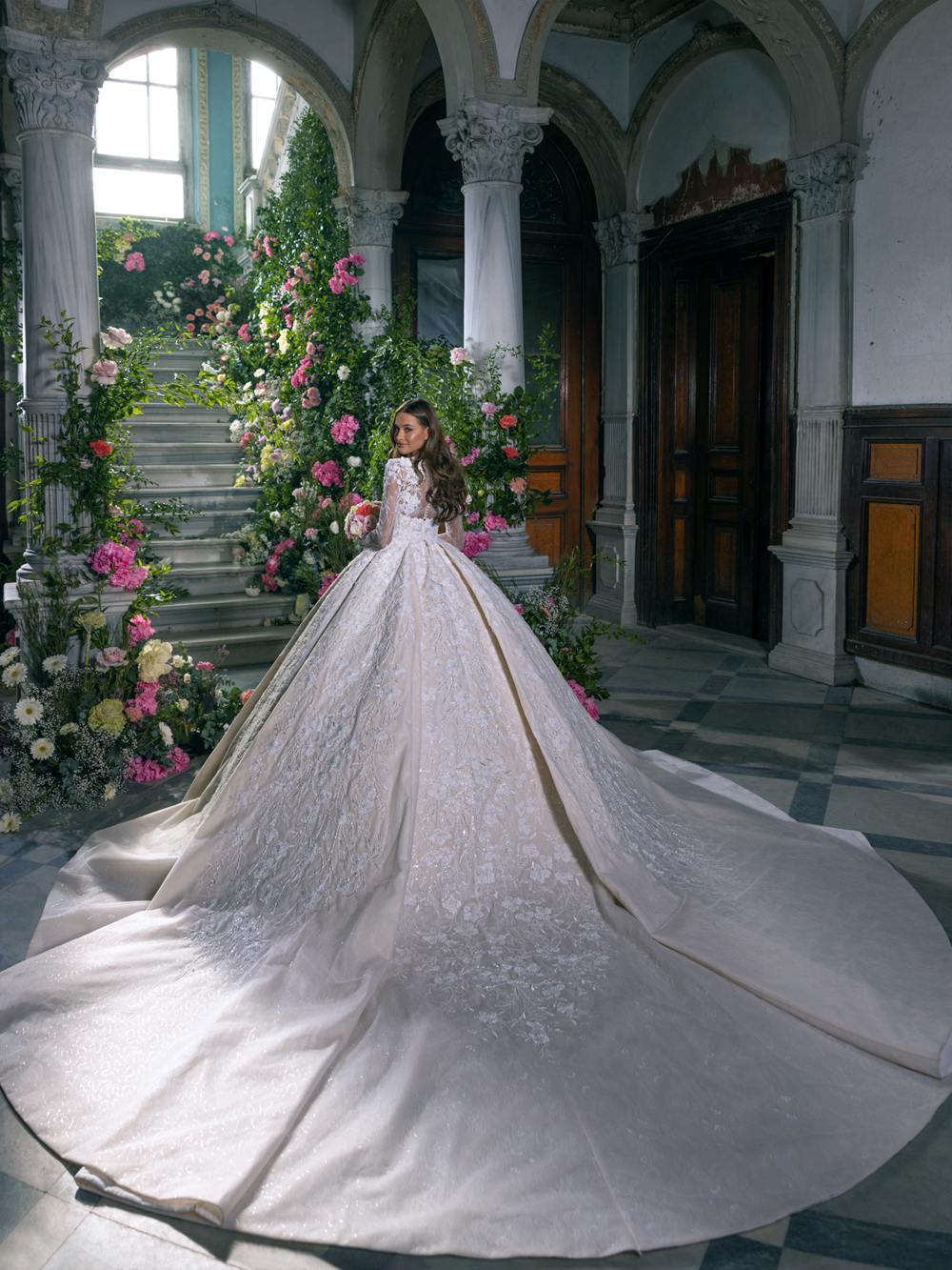 Alonlivn Luxury Bling Embroidery Lace Full Sleeves V-Neck Ball Gown Wedding Dress Beading Pearls Appliques Chapel Train Bridal Gowns