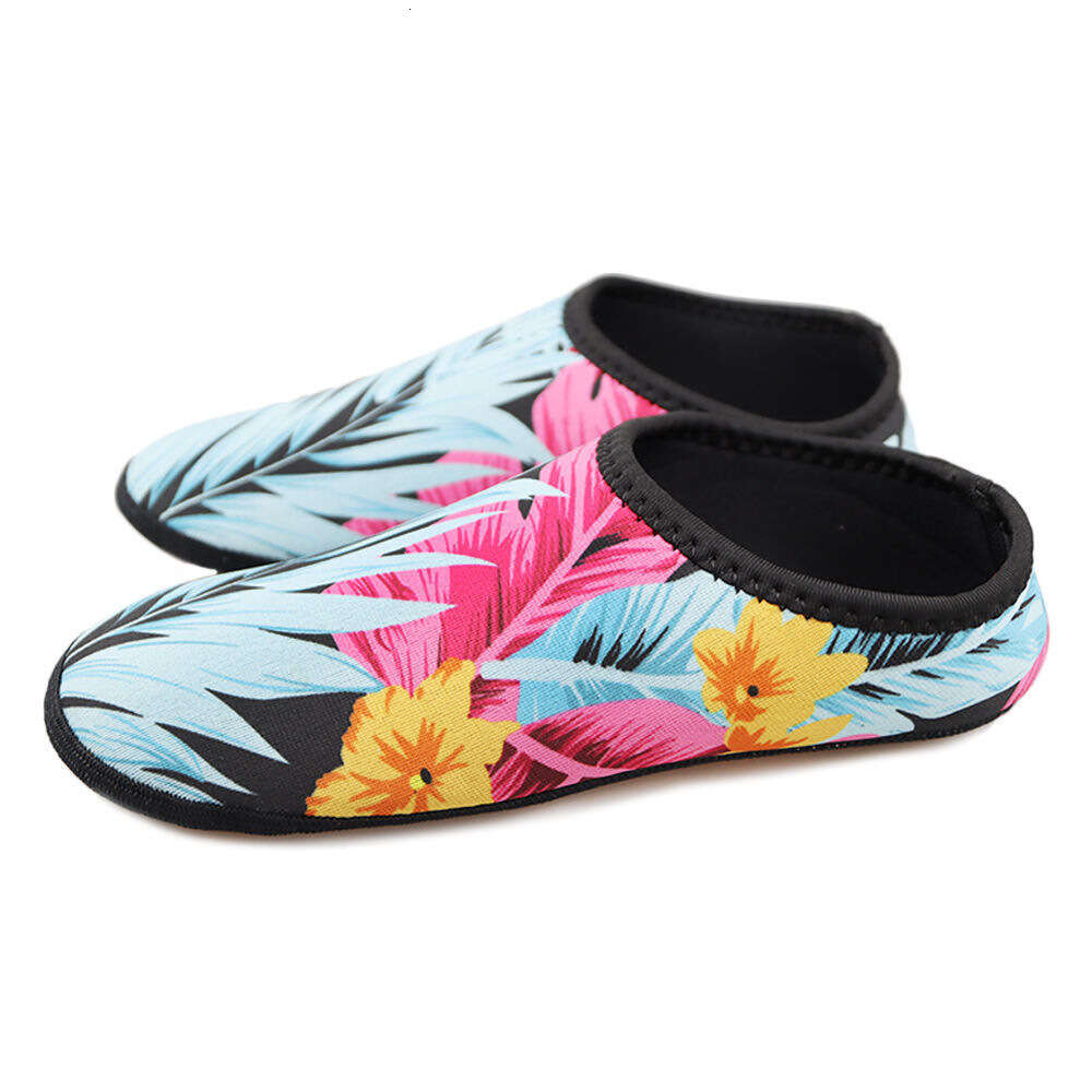 Printed 3mm chloroprene rubber super elastic fabric for warmth, slip and anti cutting diving socks, beach swimming socks H521-18.99