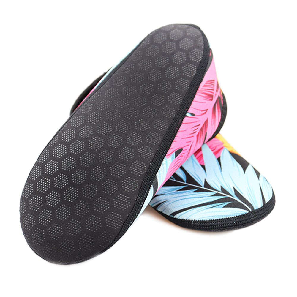 Printed 3mm chloroprene rubber super elastic fabric for warmth, slip and anti cutting diving socks, beach swimming socks H521-18.99