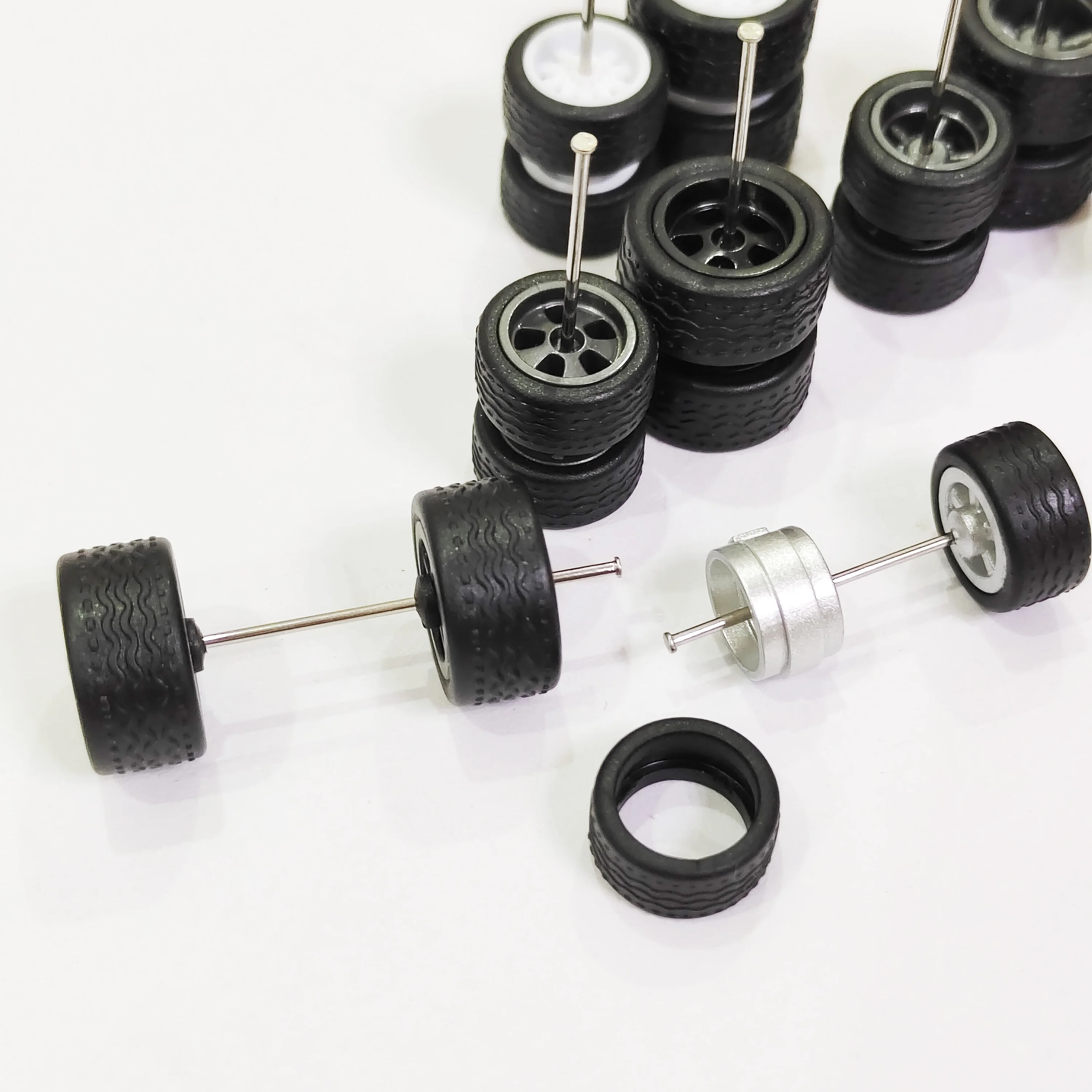 10 Sets 1/64 Staggered Wheels 11mm 13mm Drag Progressive Wheel Front Small Rear Large Rims Rubber Tires for 1:64 Model Cars HW