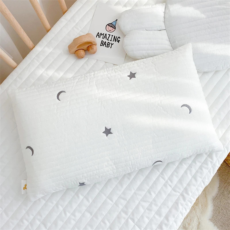 born Pillow Case Pure Cotton Soft Skin Breathable Thin Childrens Sleep Anti-dirt Removable Pillow Case Cartoon Crib Bedding 240521