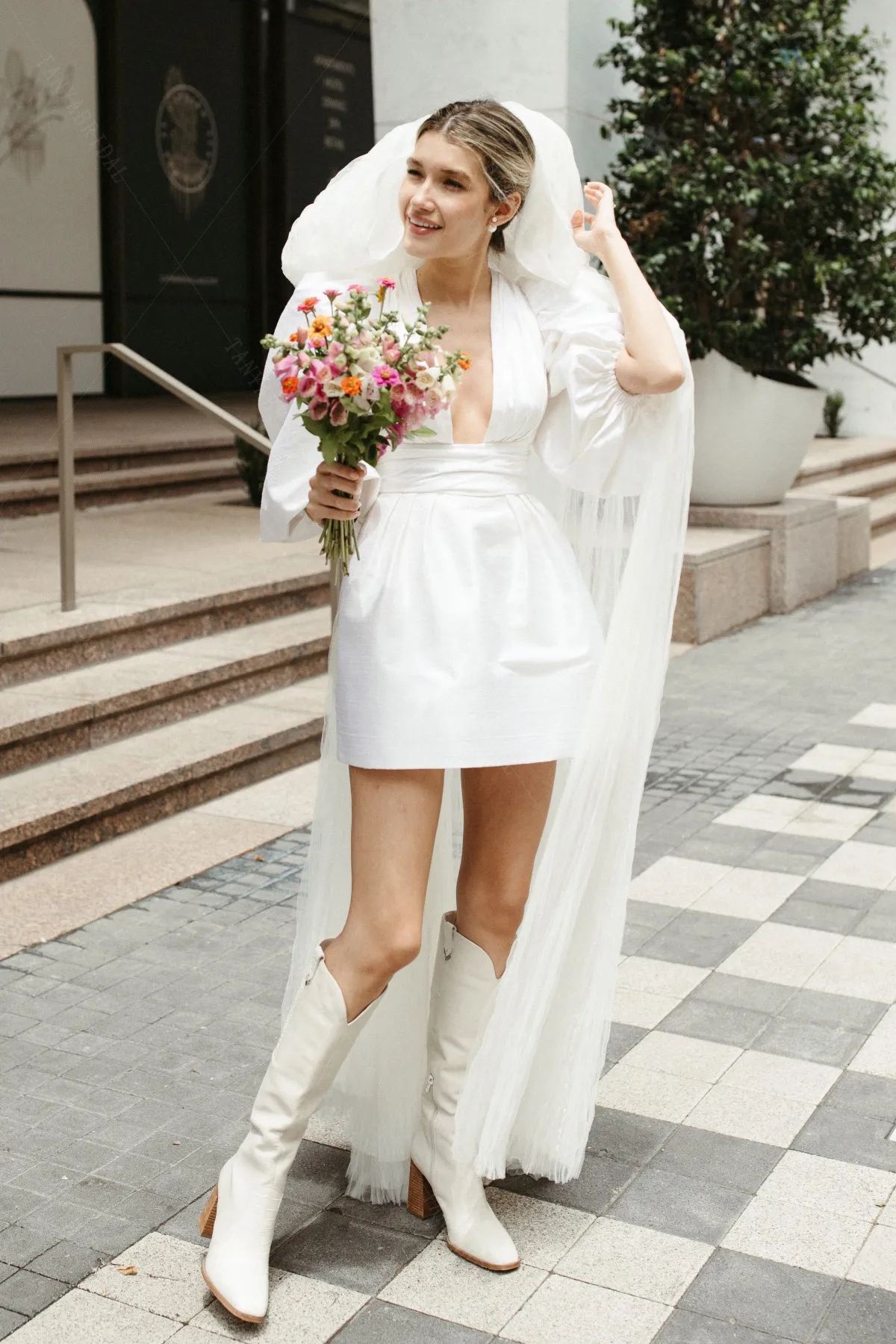 Short A Line Wedding Dress 2024 Deep V Neck Half Sleeve Mini Bridal Gown Pleat Above Knee Length Beach Robe De Mariee for Bride