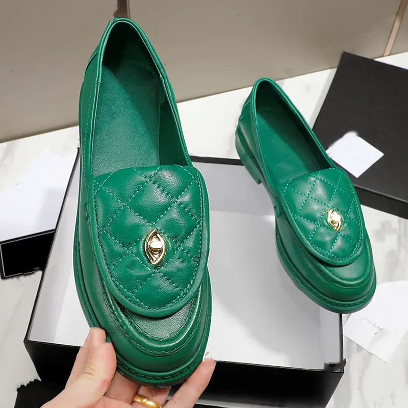 9A 2025 Sheepskin Womens Flat Heels Dress Shoes Designer Slip On Loafers Quilted Texture Hardware Matelasse Sandals Rubber Sole Slides Retro Gree