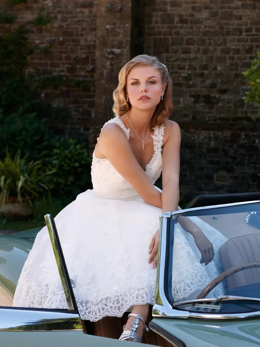 Vintage 2024 Summer Knee Length Wedding Dresses for Beach Wedding Party with Sheer V Neck Backless Cap Sleeve Beaded Lace Short