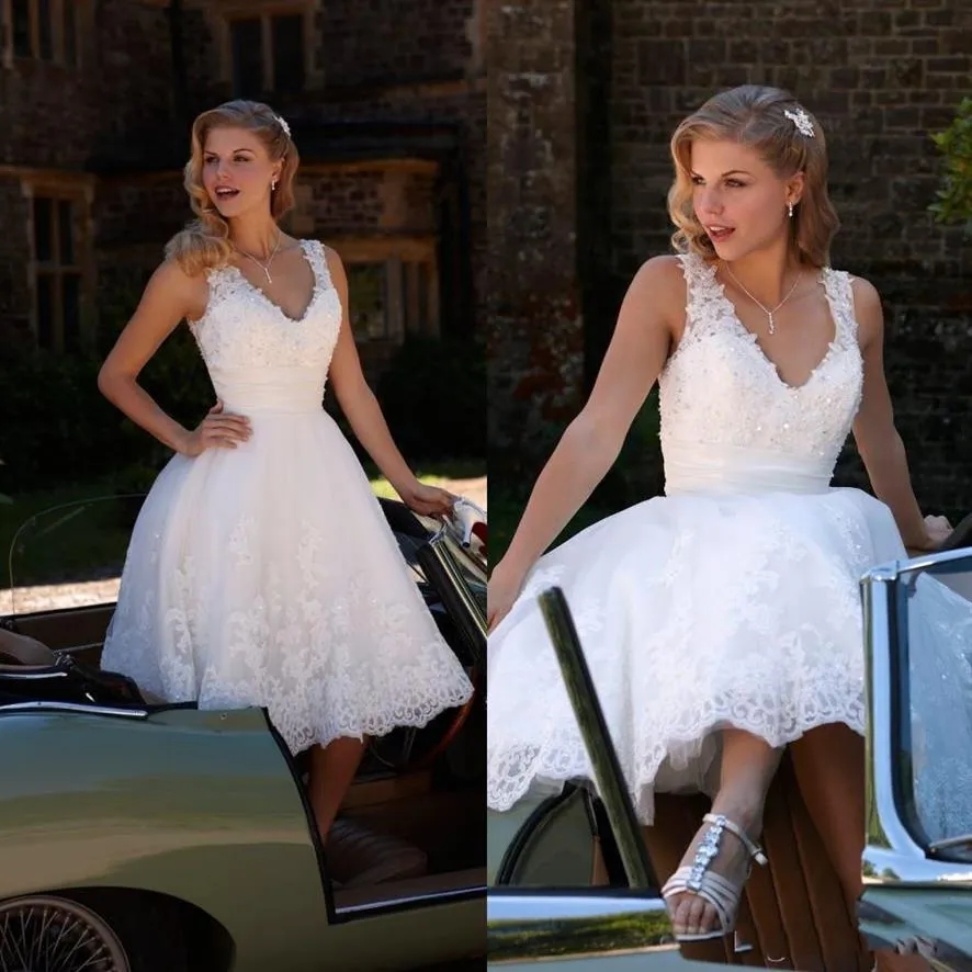 Vintage 2024 Summer Knee Length Wedding Dresses for Beach Wedding Party with Sheer V Neck Backless Cap Sleeve Beaded Lace Short
