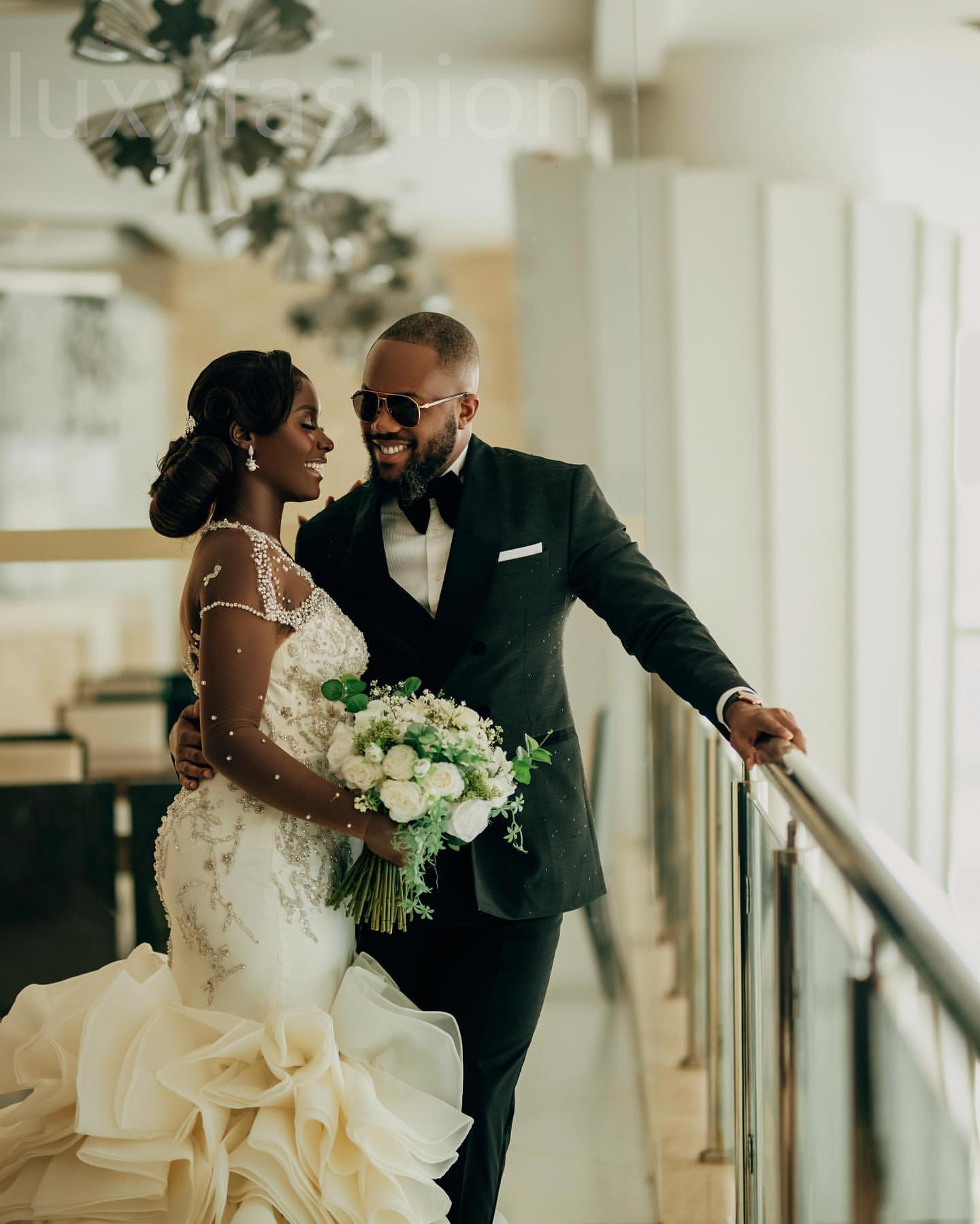 Aso Ebi 2024 Ivory Mermaid Wedding Dresses Beaded Crystals Satin Tiers Luxurious Sheer Neck Bridal Gowns Dress LF044
