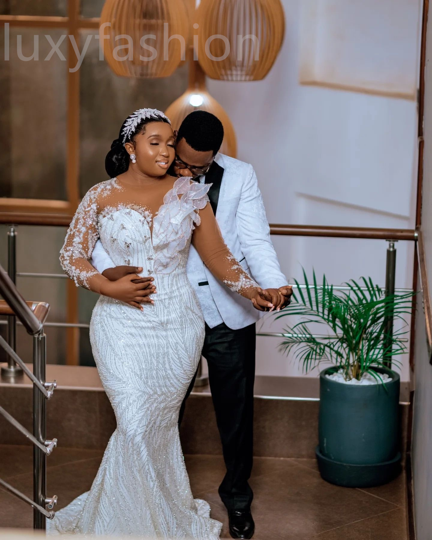 Aso Ebi 2024 White Mermaid Wedding Dresses Florals Beaded Crystals Sequined Lace Stunning Bridal Gowns Dress ZJ032