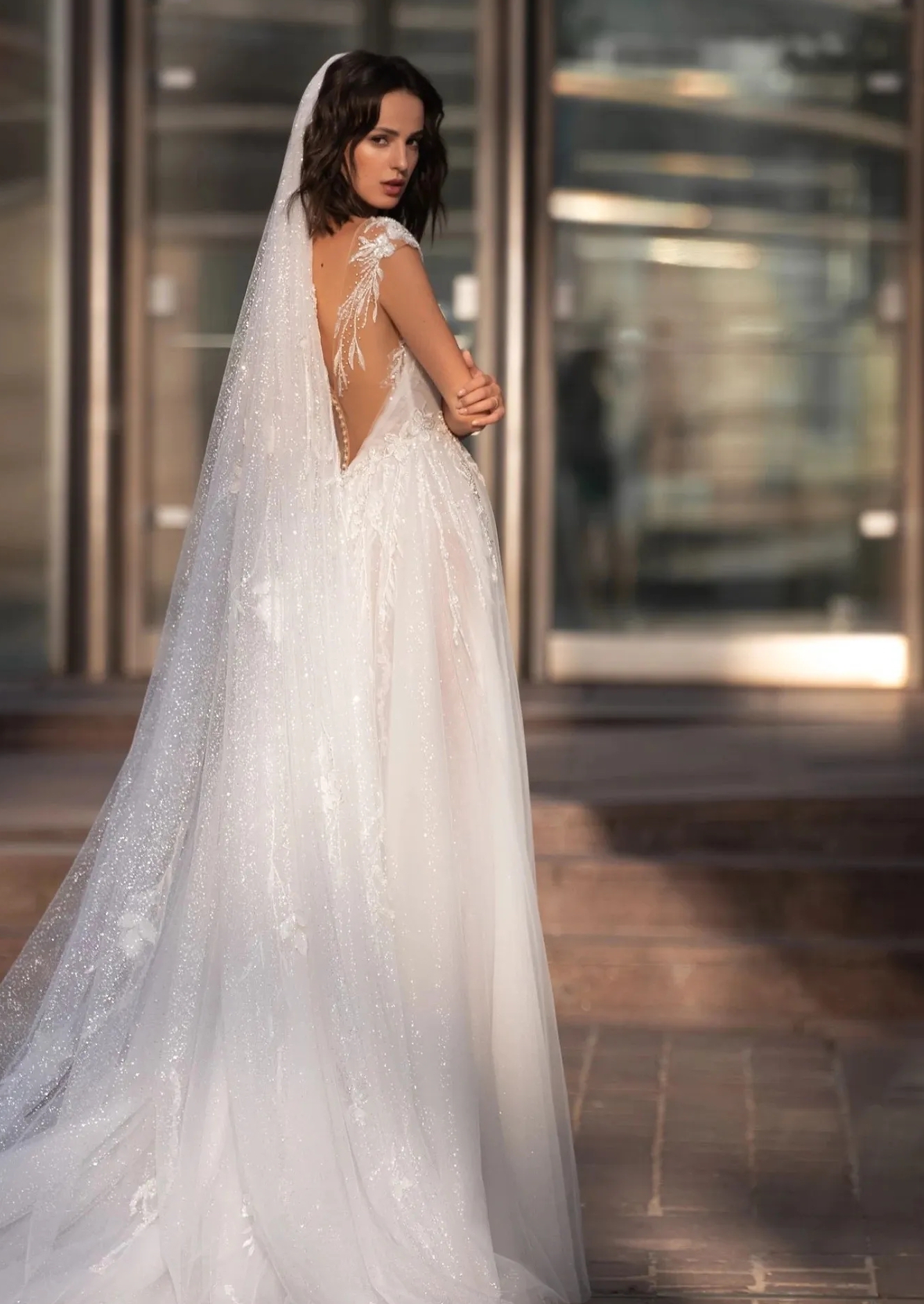 Elegant A-line Wedding Dresses Translate Jewel Collar Capped V-Neck Design Backless Applicant Front Split Layered Court Gown Custom Made Plus Size Ves