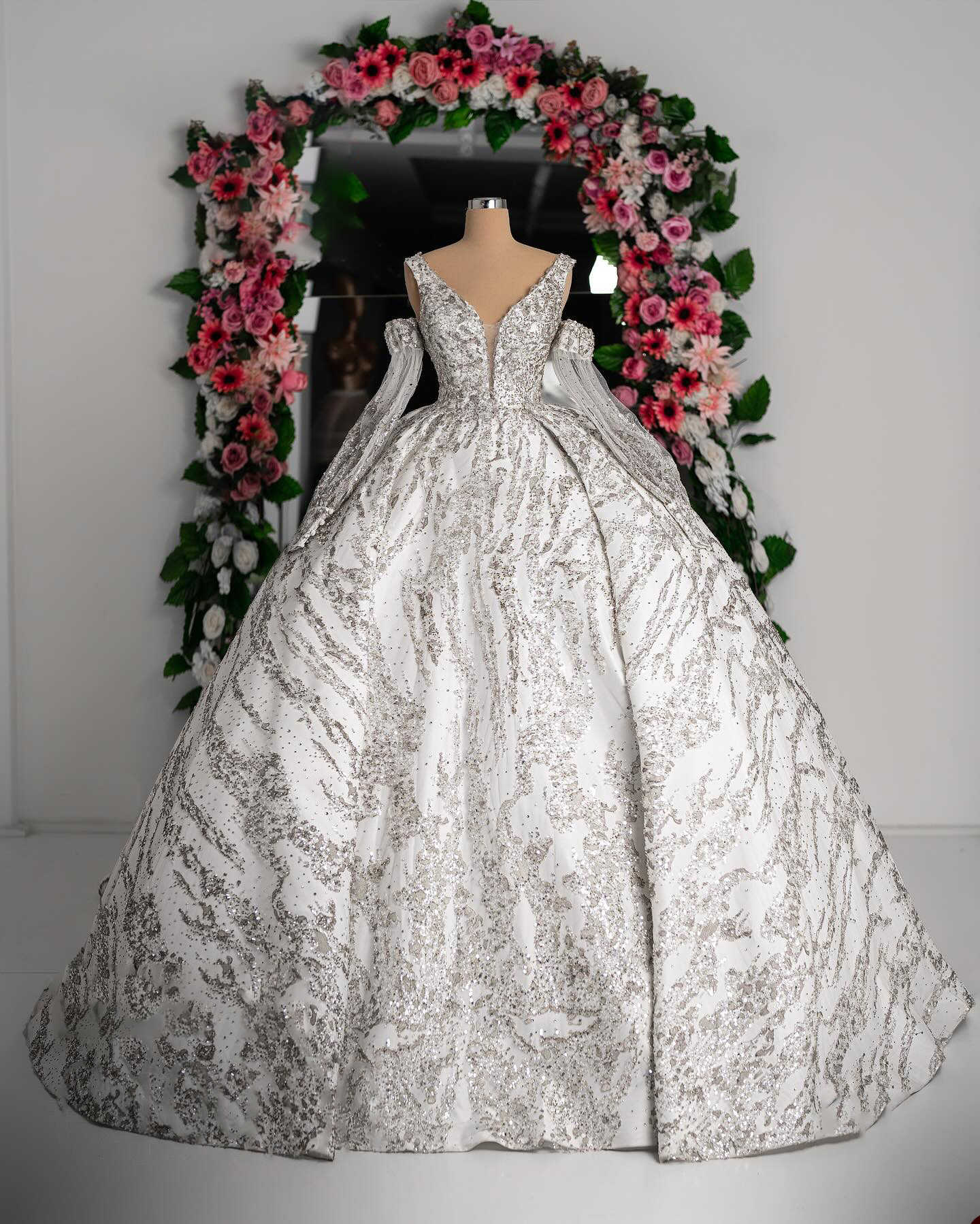African Luxurious Ball Gown Wedding Dresses Full Beaded Lace Long Sleeve Bride Dress 3D Appliques Crystal Plus Size Bridal Gowns