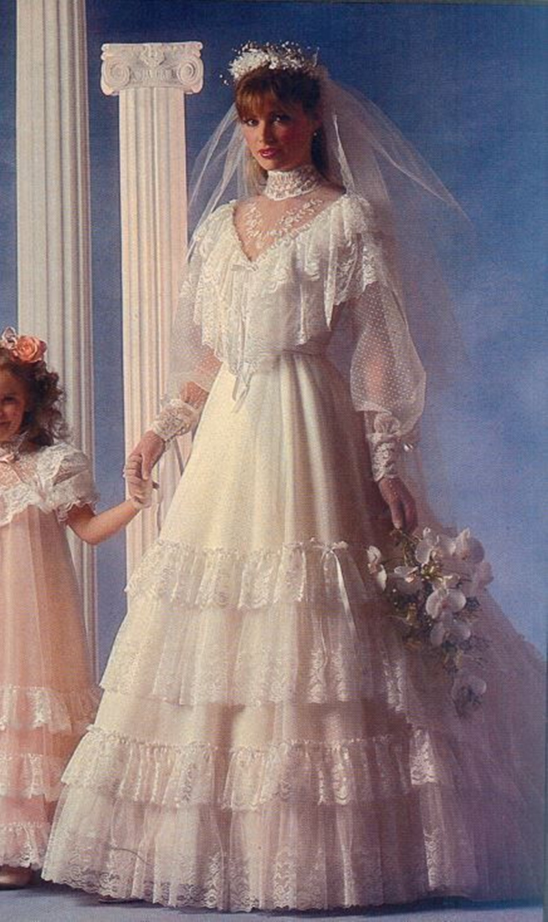 Vintage A Line Wedding Dresses Ruffles Tiered High Neck Long Sleeves Vctorian Wedding Gown Lace Appliques Long Tulle Bridal Dress 2024