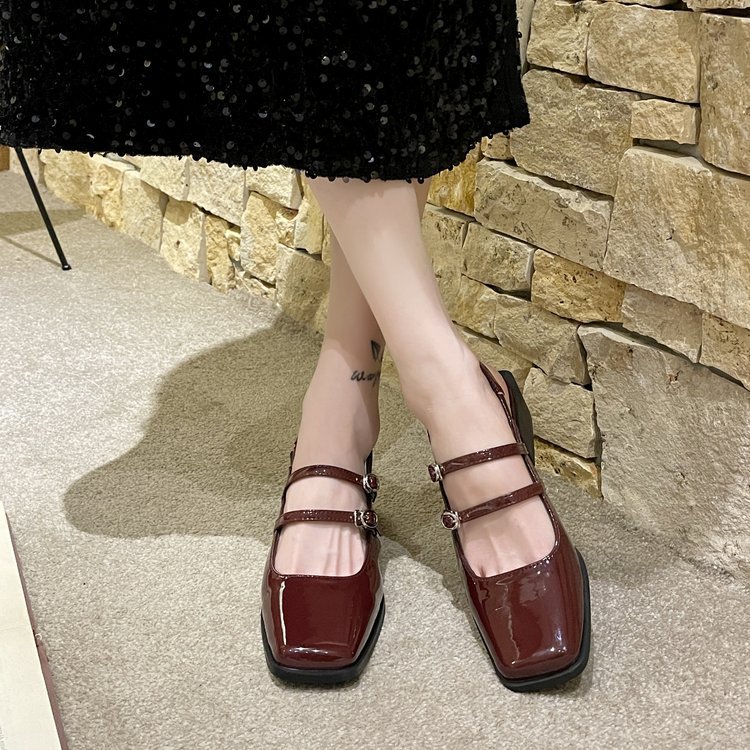 2025 new Baotou Sandals Women Retro Square Headed Thick High Heels Back Hollow e with Bright Leather Shoes 145c