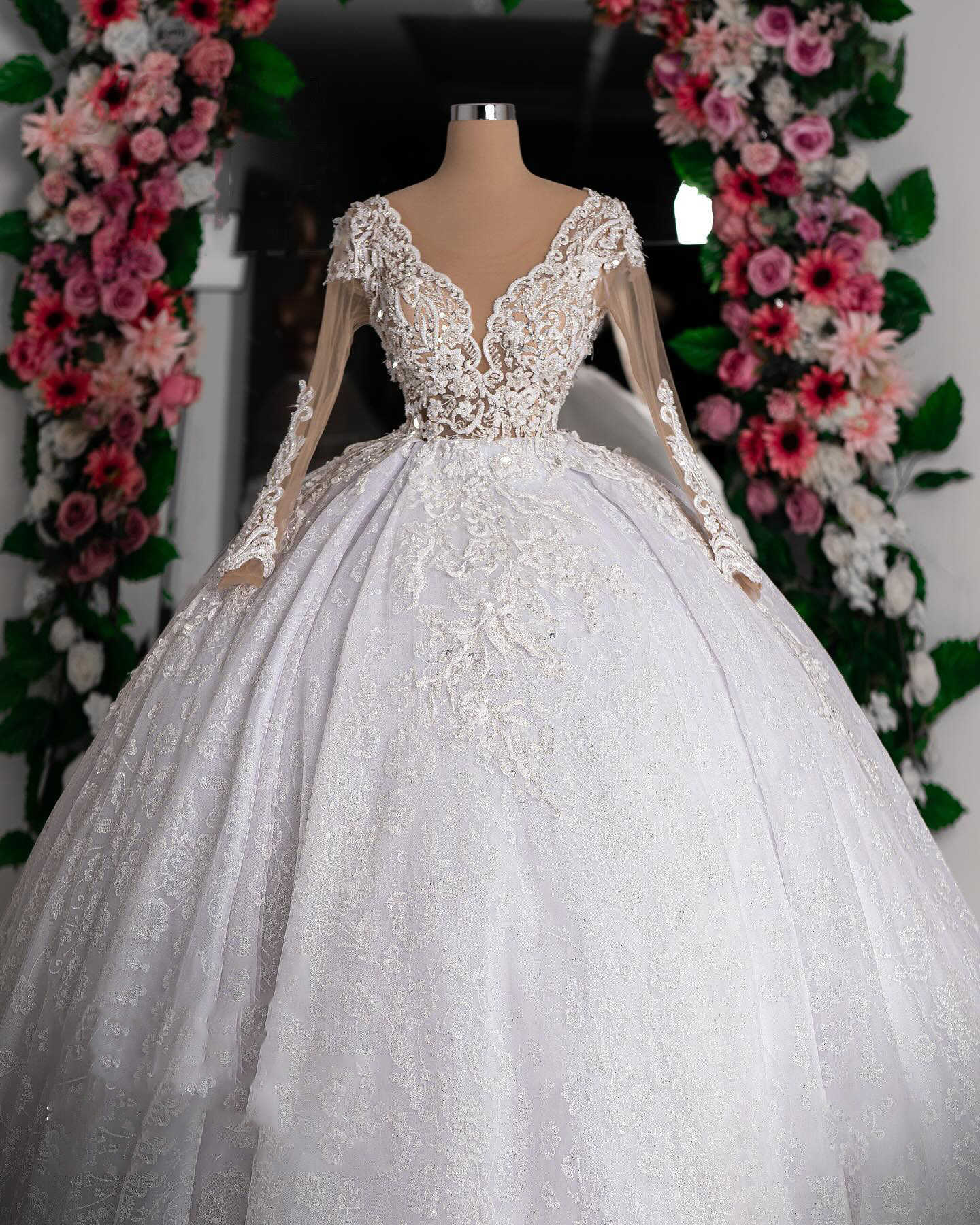 Classic A Line Wedding Dress For Women O Neck Long Sleeves Bridal Gown Lace Appliques Sweep Train Dresses Custom Made