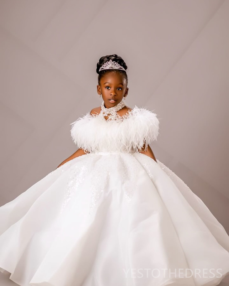 2024 Luxurious White Flower Girl Dresses Birthday Party Dress Illusion Feathered Halter Rhinestones Decorated Appliqued Lace Princess Ball Gown For Ma