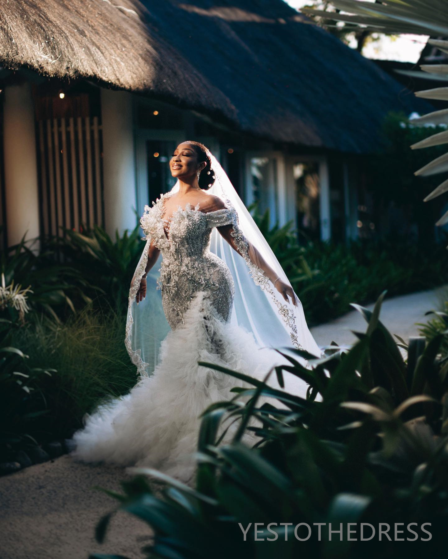 R&W 2024 urious Mermaid Wedding Gowns Bride Illusion Beaded Lace Pearls Rhies Decorated Side Split Pleated Bridal Dress for Marriage D246