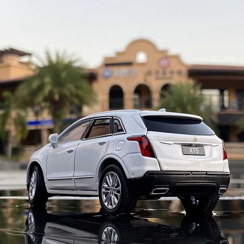 Diecast Model Cars 1/32 XT5 SUV Alloy Car Model Diecasts Metal Toy Vehicles Car Model Sound and Light High Simulation Collection Childrens Toy Gift