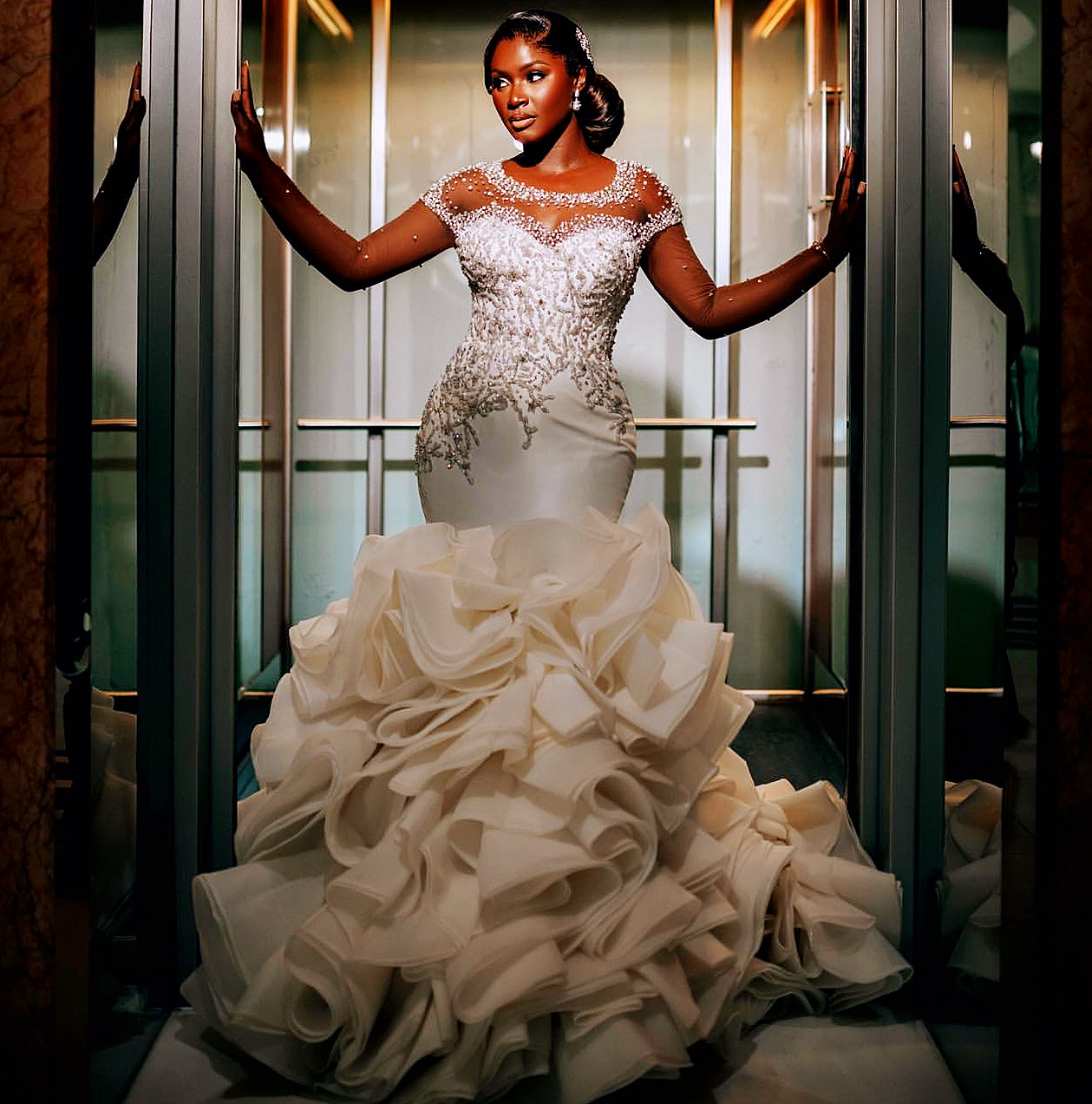 Aso Ebi 2024 Ivory Mermaid Wedding Dresses Beaded Crystals Satin Tiers Luxurious Sheer Neck Bridal Gowns Dress LF044