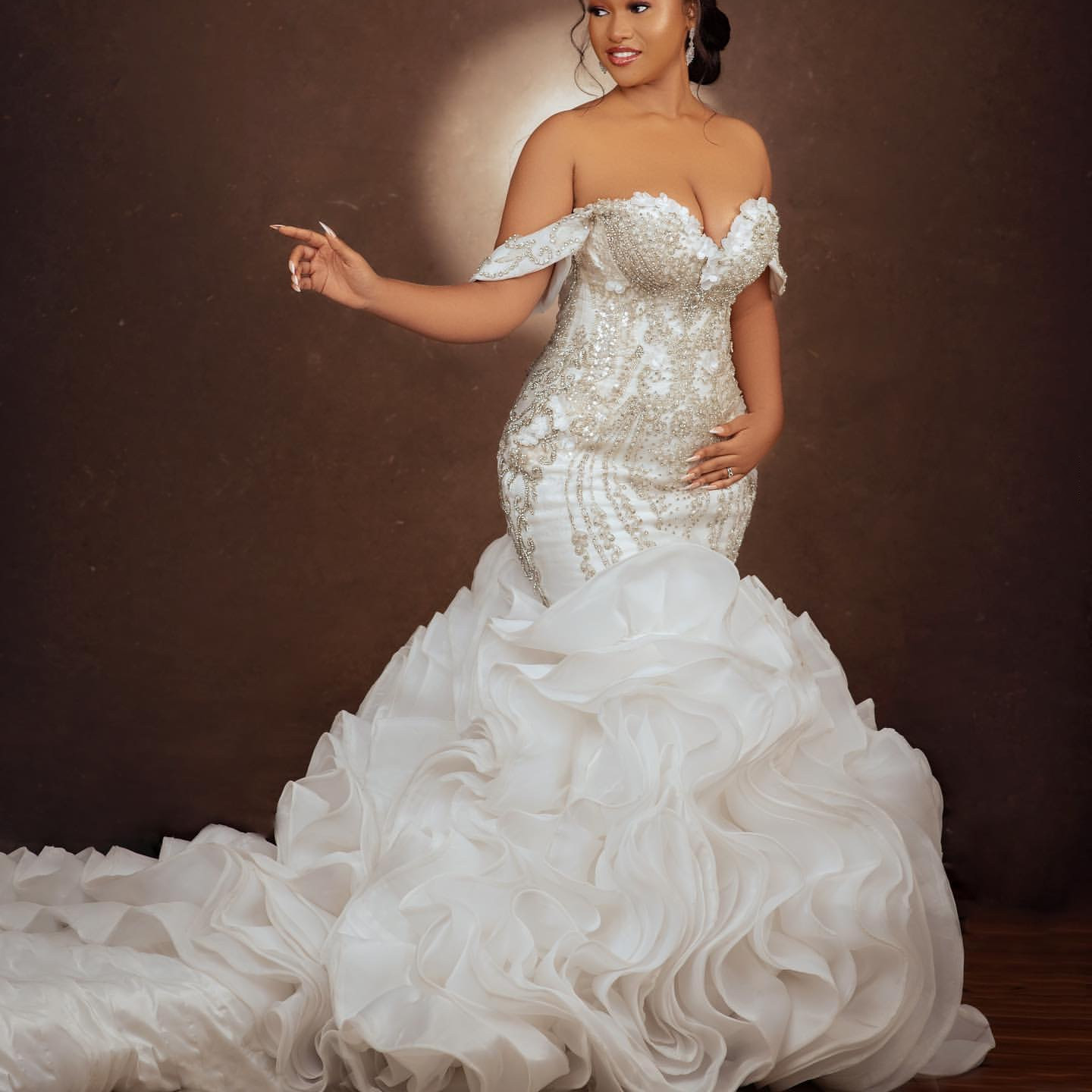 Aso Ebi 2024 Ivory Mermaid Wedding Dresses Florals Beaded Crystals Tiers Satin Stunning Bridal Gowns Dress ZJ033