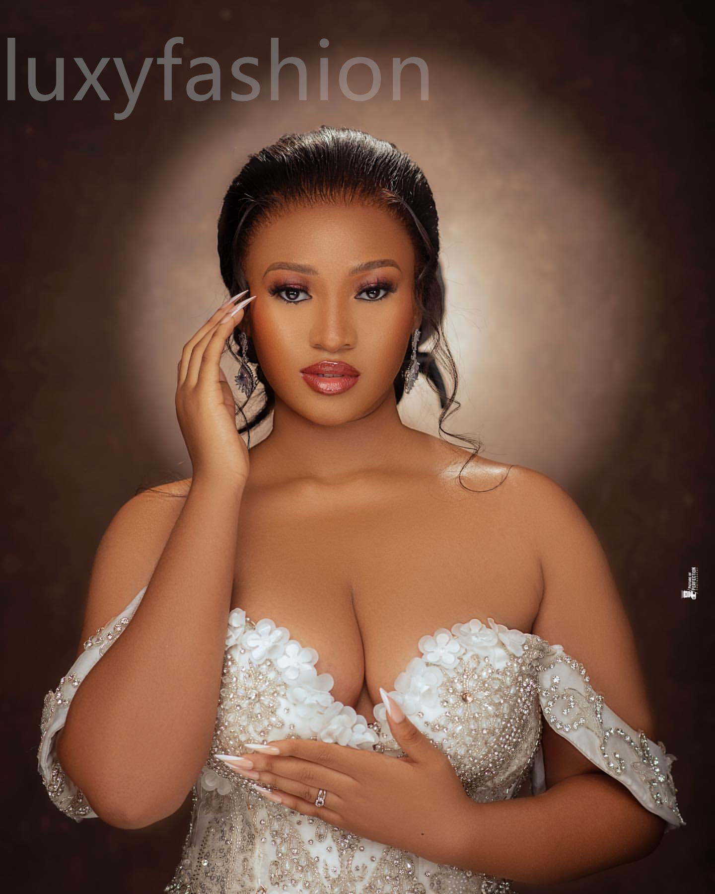 Aso Ebi 2024 Ivory Mermaid Wedding Dresses Florals Beaded Crystals Tiers Satin Stunning Bridal Gowns Dress ZJ033