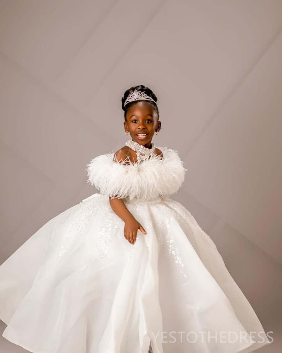 2024 Luxurious White Flower Girl Dresses Birthday Party Dress Illusion Feathered Halter Rhinestones Decorated Appliqued Lace Princess Ball Gown For Ma