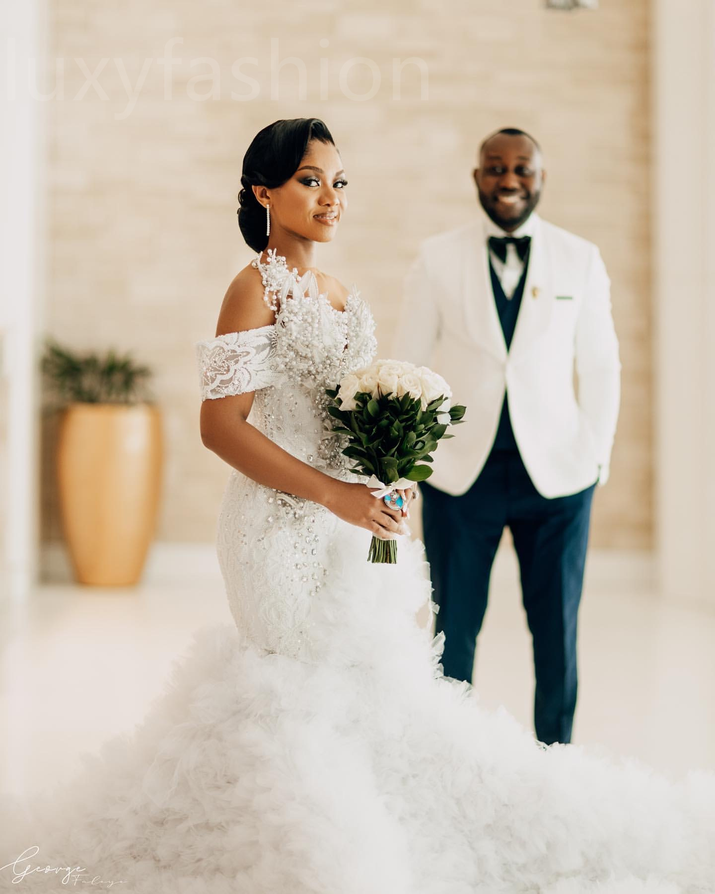 Aso Ebi 2024 Ivory Mermaid Wedding Dresses Florals Pearls Beaded Crystals Lace Tiers Bridal Gowns Dress LF553